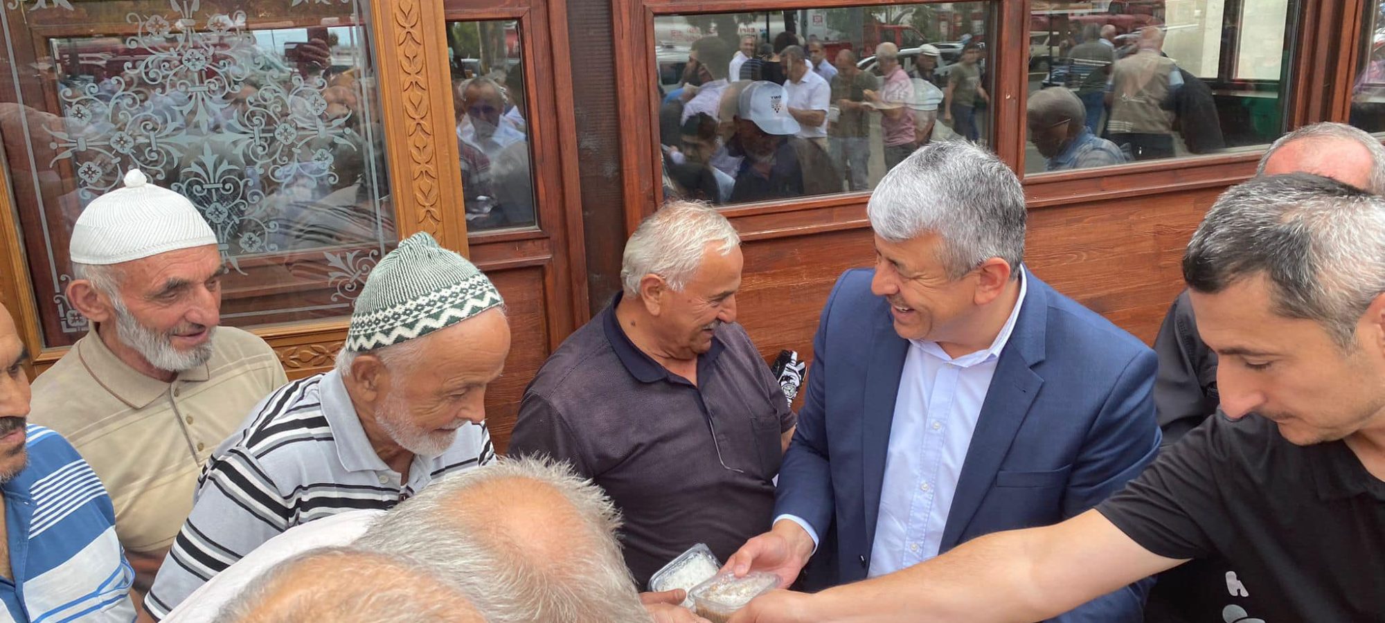 Espiye Belediye Başkanı Mustafa KARADERE vatandaşlara aşure ikram etti