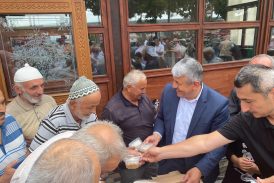 Espiye Belediye Başkanı Mustafa KARADERE vatandaşlara aşure ikram etti