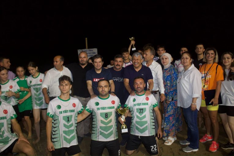 Espiye Belediyesi 1. Plaj Voleybol Turnuvasının kazananı Çepni Boyu Kahvecioğlu Grup oldu.