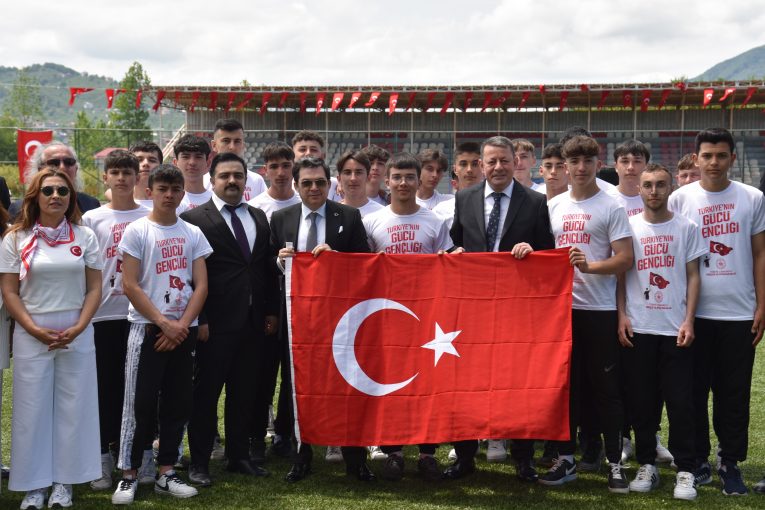 Belediye Başkanımız Erol Karadere,İlçemiz stadında düzenlenen 19 Mayıs Atatürk'ü Anma, Gençlik ve Spor Bayramı törenine katıldı.